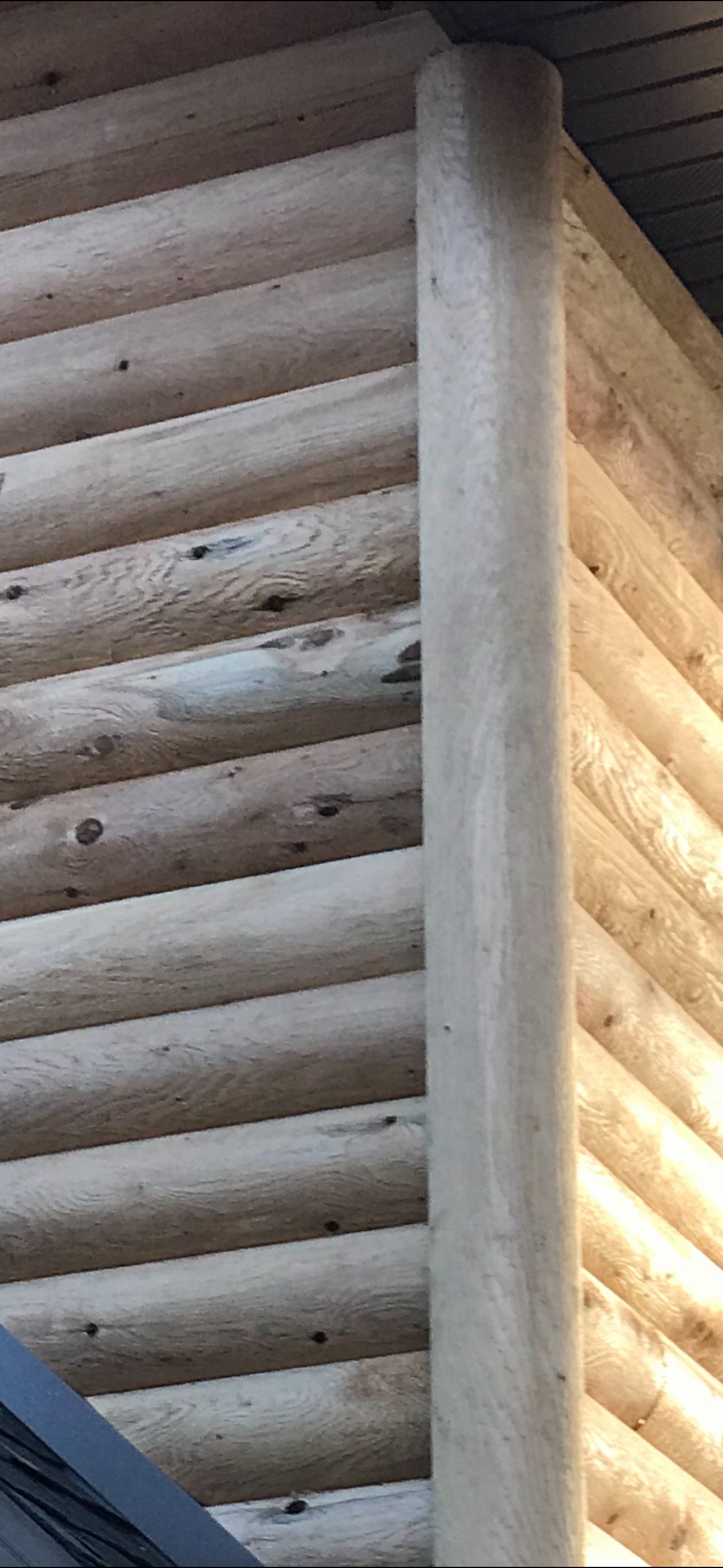 Full-log vertical corner post on a Beaver log cabin